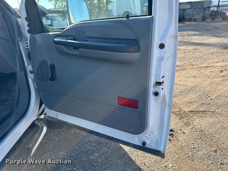 image for item EA1951 2006 Ford F550 truck cab and chassis