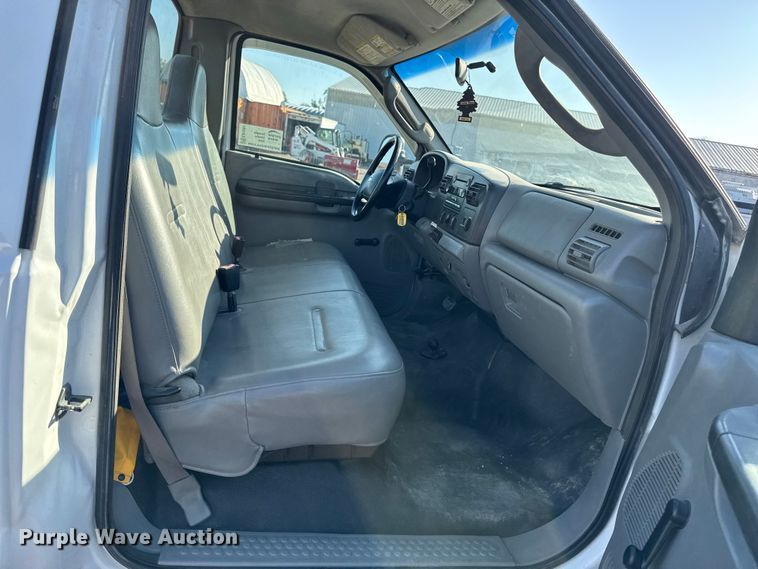 image for item EA1951 2006 Ford F550 truck cab and chassis