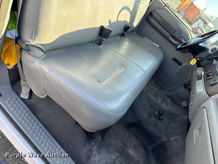 image for item EA1951 2006 Ford F550 truck cab and chassis