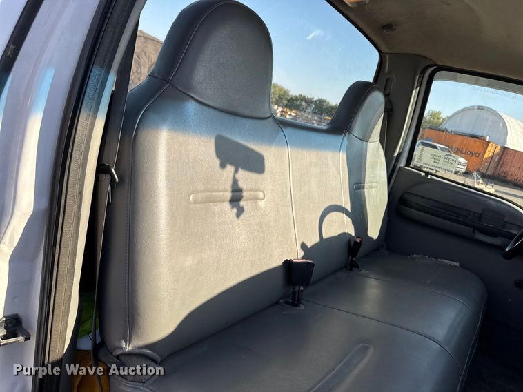 image for item EA1951 2006 Ford F550 truck cab and chassis