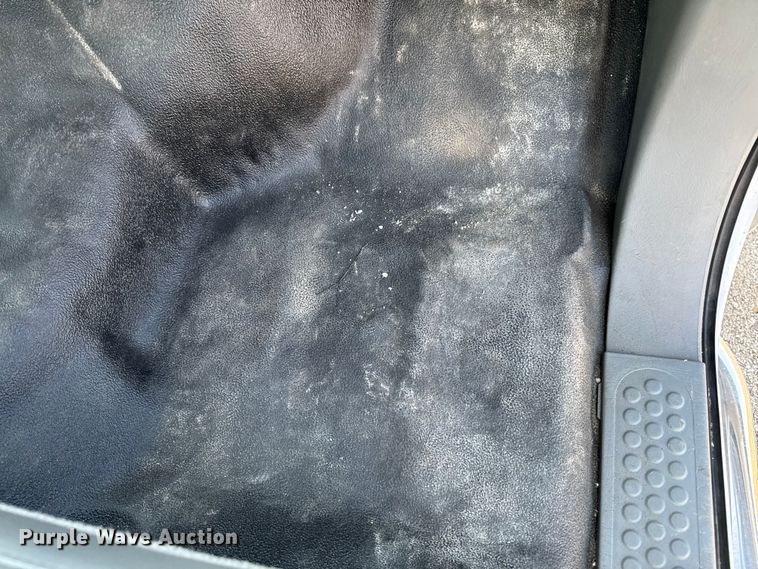 image for item EA1951 2006 Ford F550 truck cab and chassis