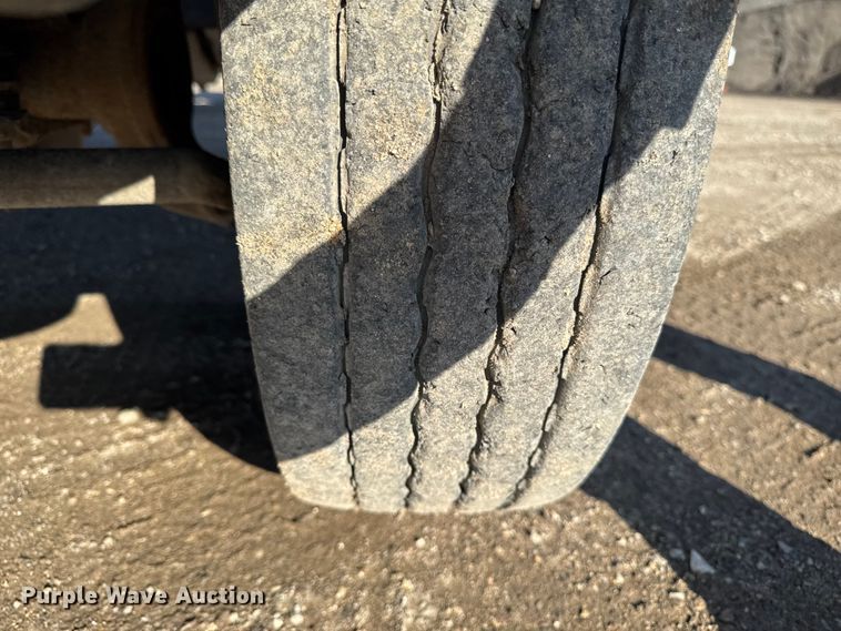 image for item EA1951 2006 Ford F550 truck cab and chassis