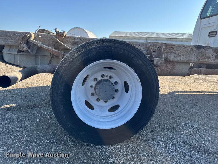 image for item EA1951 2006 Ford F550 truck cab and chassis
