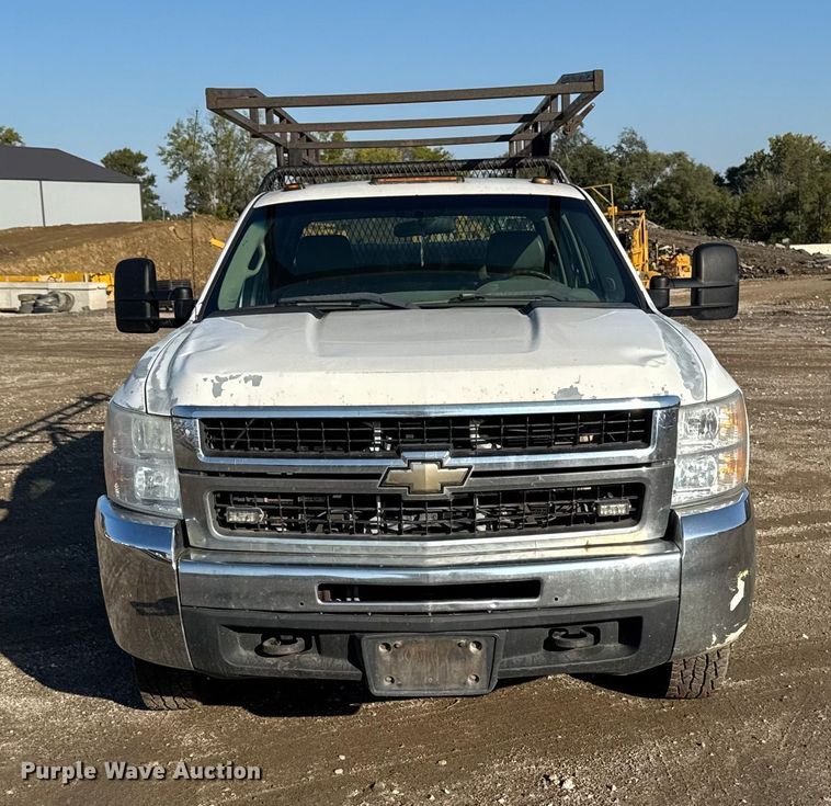 image for item EA1954 2008 Chevrolet Silverado 3500HD Crew Cab flatbed pickup truck