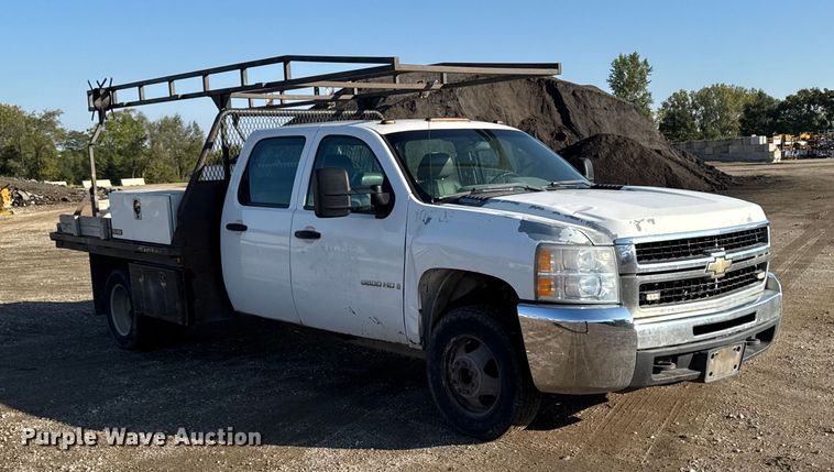 image for item EA1954 2008 Chevrolet Silverado 3500HD Crew Cab flatbed pickup truck