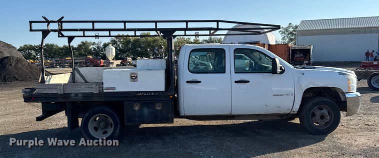 image for item EA1954 2008 Chevrolet Silverado 3500HD Crew Cab flatbed pickup truck
