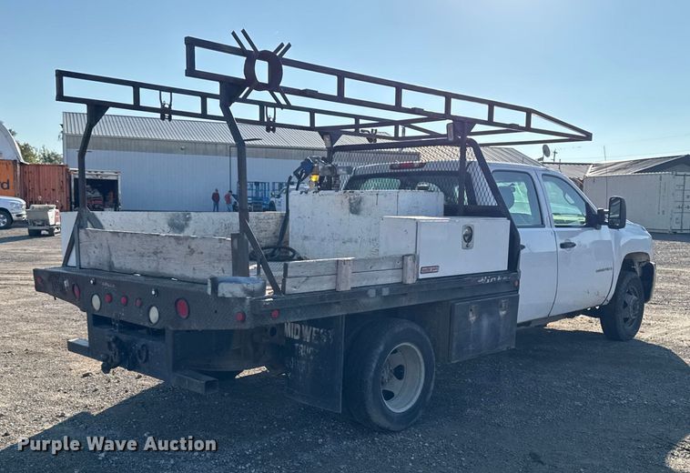 image for item EA1954 2008 Chevrolet Silverado 3500HD Crew Cab flatbed pickup truck