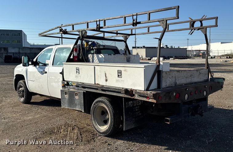 image for item EA1954 2008 Chevrolet Silverado 3500HD Crew Cab flatbed pickup truck
