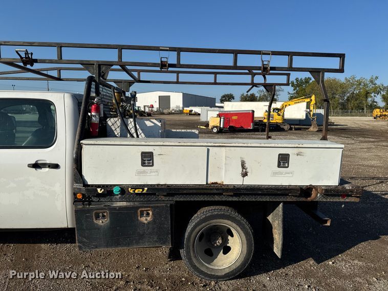 image for item EA1954 2008 Chevrolet Silverado 3500HD Crew Cab flatbed pickup truck