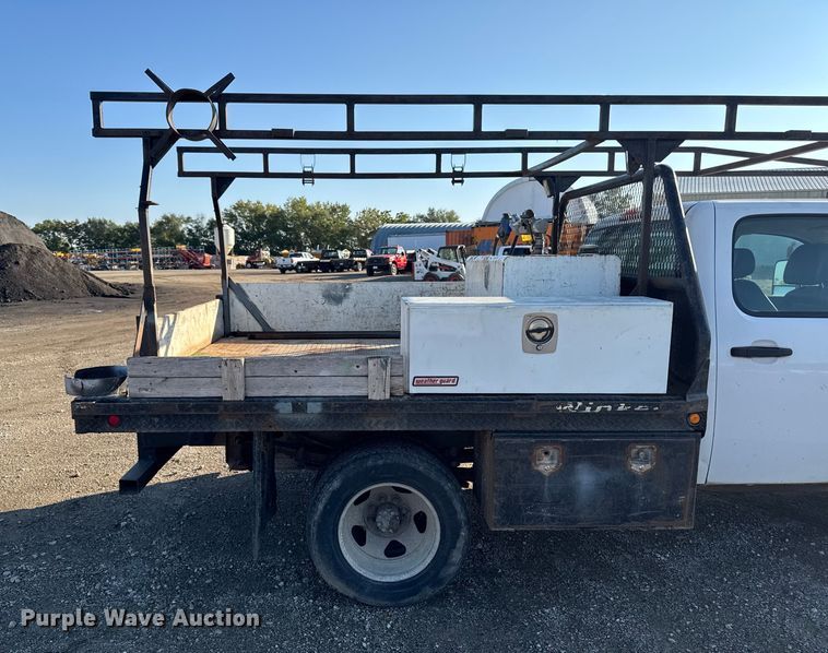 image for item EA1954 2008 Chevrolet Silverado 3500HD Crew Cab flatbed pickup truck