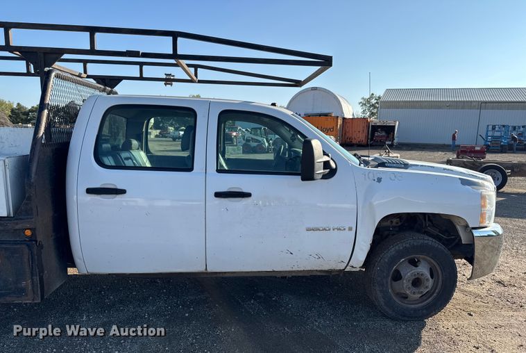 image for item EA1954 2008 Chevrolet Silverado 3500HD Crew Cab flatbed pickup truck