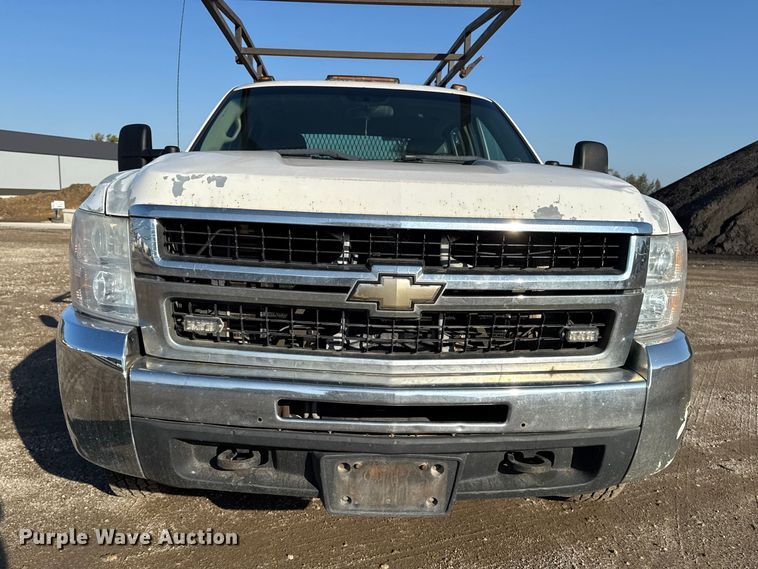 image for item EA1954 2008 Chevrolet Silverado 3500HD Crew Cab flatbed pickup truck
