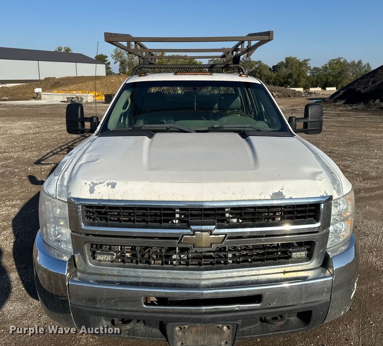 image for item EA1954 2008 Chevrolet Silverado 3500HD Crew Cab flatbed pickup truck