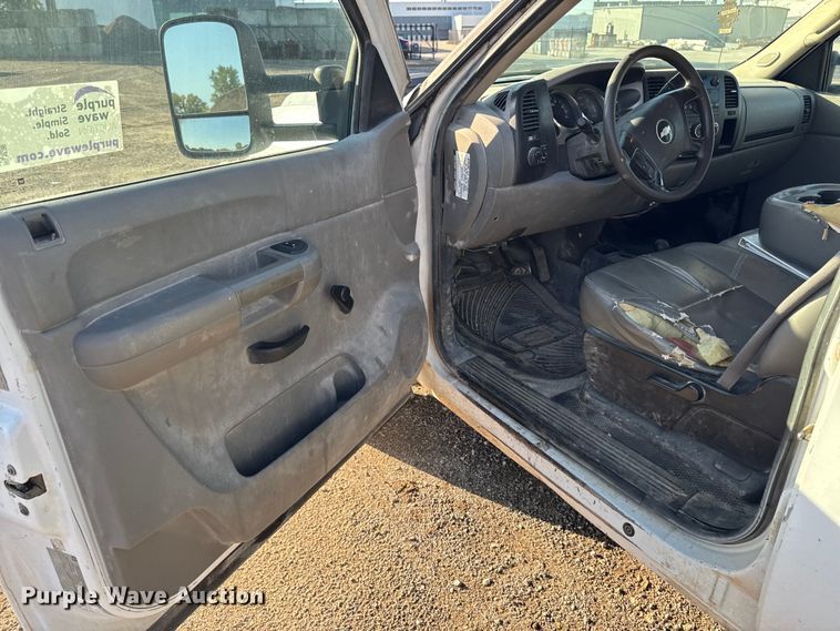 image for item EA1954 2008 Chevrolet Silverado 3500HD Crew Cab flatbed pickup truck