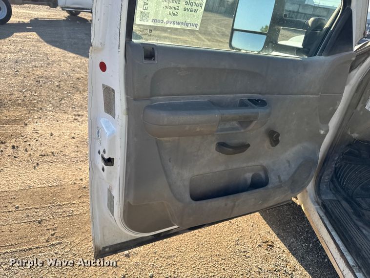 image for item EA1954 2008 Chevrolet Silverado 3500HD Crew Cab flatbed pickup truck