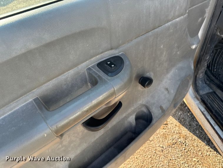 image for item EA1954 2008 Chevrolet Silverado 3500HD Crew Cab flatbed pickup truck