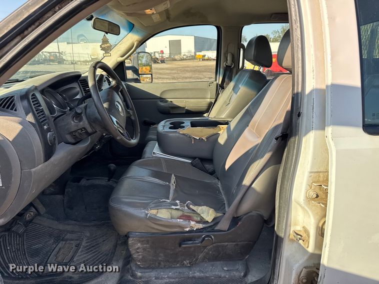 image for item EA1954 2008 Chevrolet Silverado 3500HD Crew Cab flatbed pickup truck