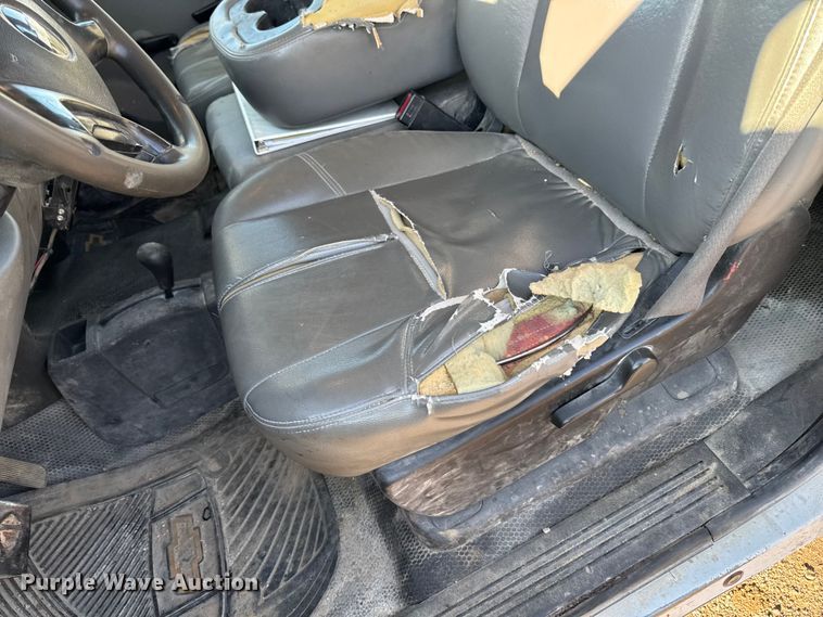 image for item EA1954 2008 Chevrolet Silverado 3500HD Crew Cab flatbed pickup truck