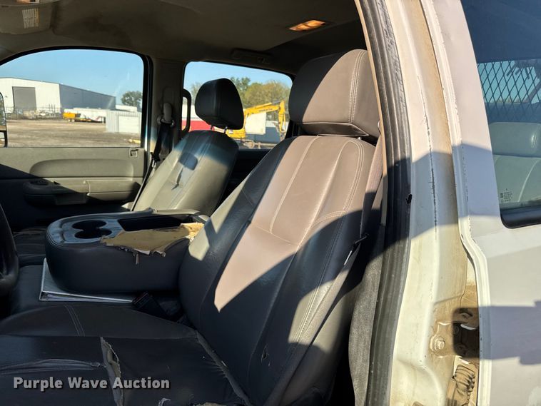 image for item EA1954 2008 Chevrolet Silverado 3500HD Crew Cab flatbed pickup truck