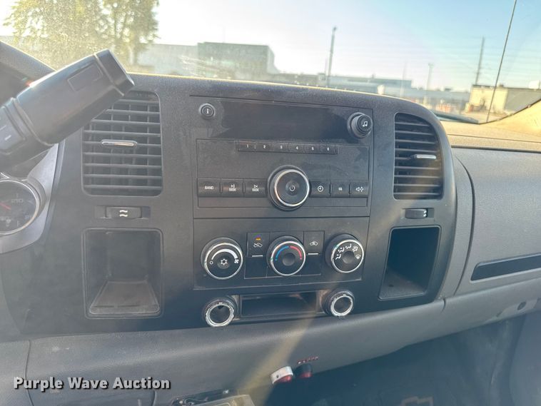 image for item EA1954 2008 Chevrolet Silverado 3500HD Crew Cab flatbed pickup truck