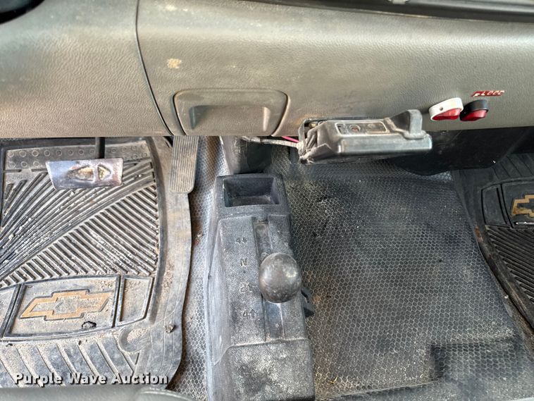 image for item EA1954 2008 Chevrolet Silverado 3500HD Crew Cab flatbed pickup truck