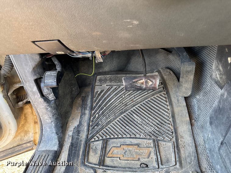 image for item EA1954 2008 Chevrolet Silverado 3500HD Crew Cab flatbed pickup truck