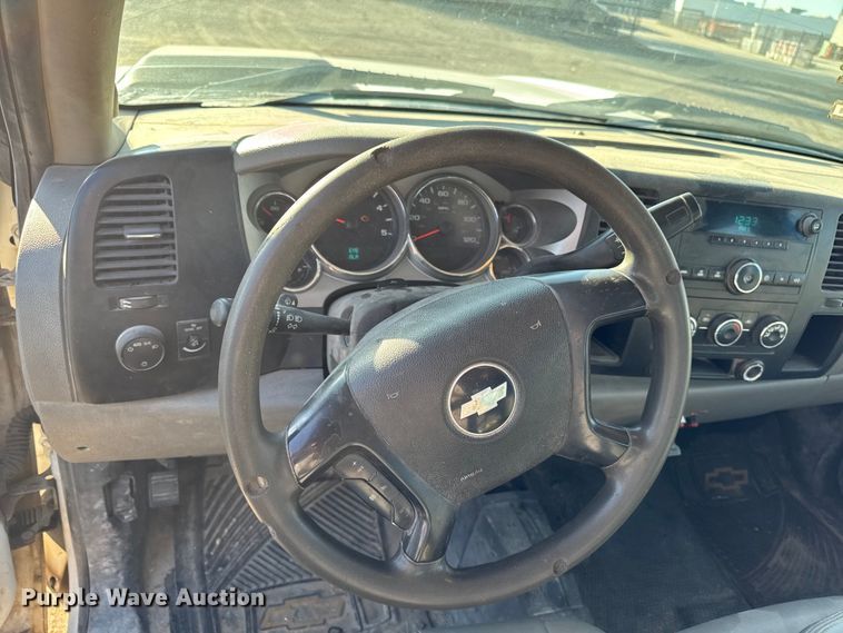 image for item EA1954 2008 Chevrolet Silverado 3500HD Crew Cab flatbed pickup truck