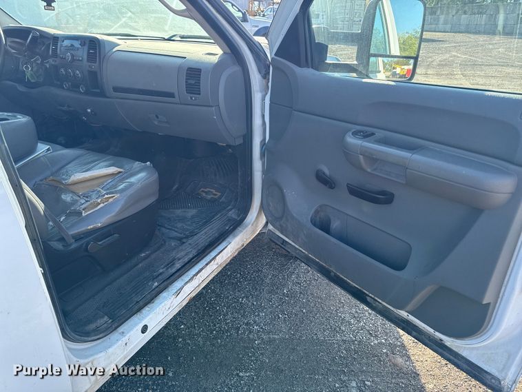 image for item EA1954 2008 Chevrolet Silverado 3500HD Crew Cab flatbed pickup truck