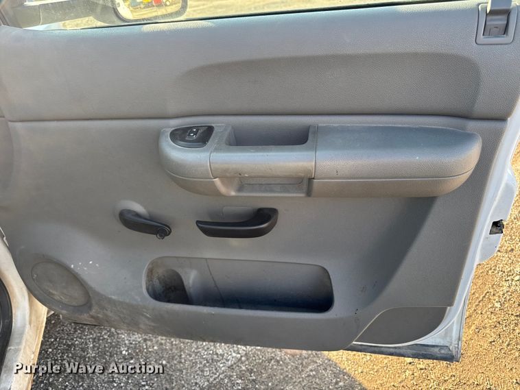 image for item EA1954 2008 Chevrolet Silverado 3500HD Crew Cab flatbed pickup truck