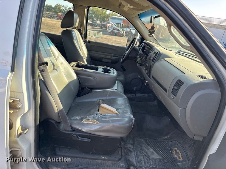 image for item EA1954 2008 Chevrolet Silverado 3500HD Crew Cab flatbed pickup truck