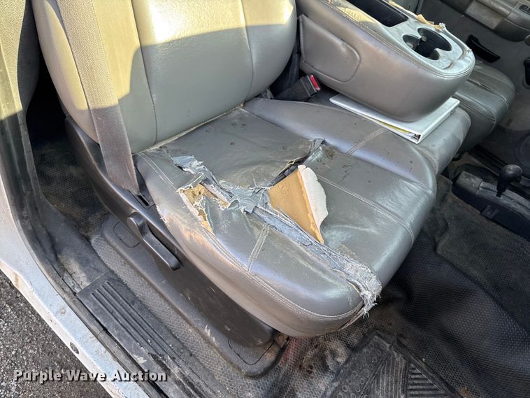 image for item EA1954 2008 Chevrolet Silverado 3500HD Crew Cab flatbed pickup truck