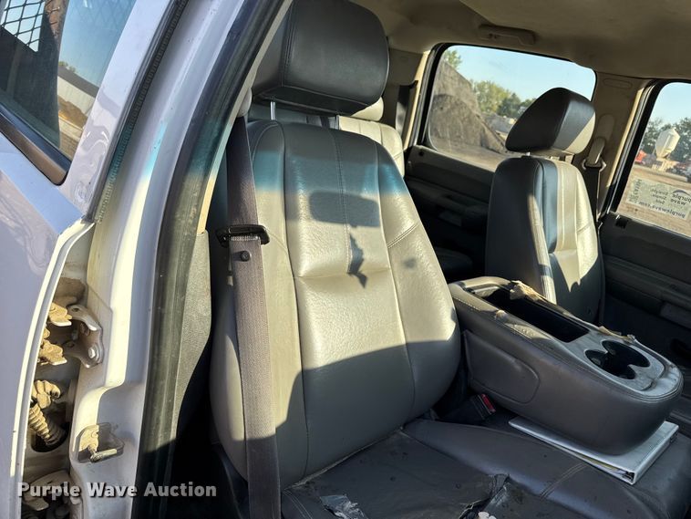 image for item EA1954 2008 Chevrolet Silverado 3500HD Crew Cab flatbed pickup truck