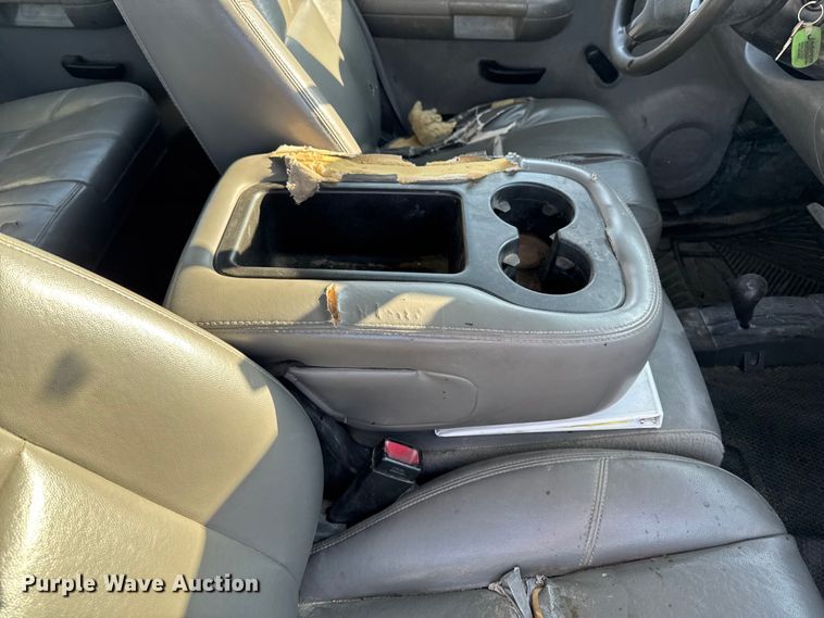 image for item EA1954 2008 Chevrolet Silverado 3500HD Crew Cab flatbed pickup truck