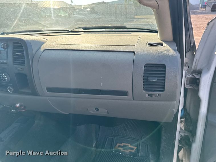 image for item EA1954 2008 Chevrolet Silverado 3500HD Crew Cab flatbed pickup truck