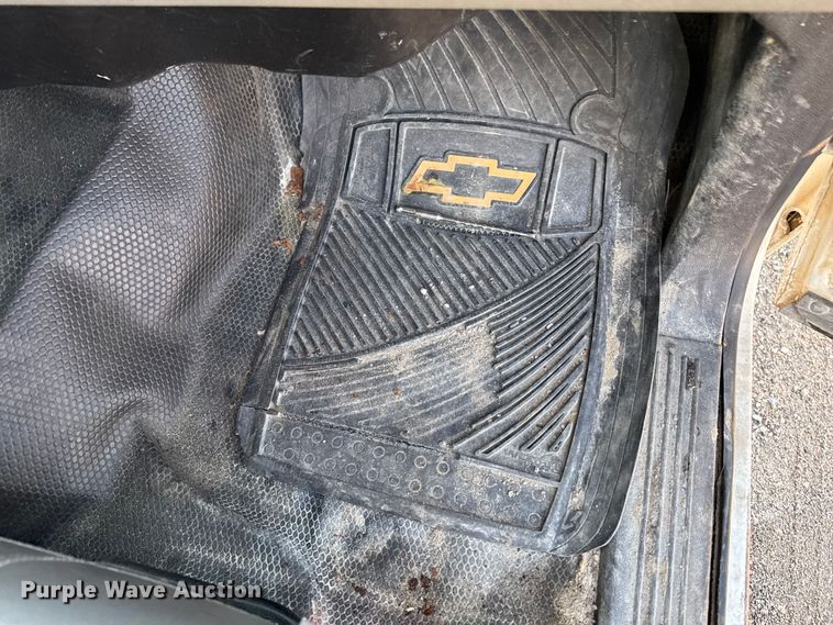 image for item EA1954 2008 Chevrolet Silverado 3500HD Crew Cab flatbed pickup truck