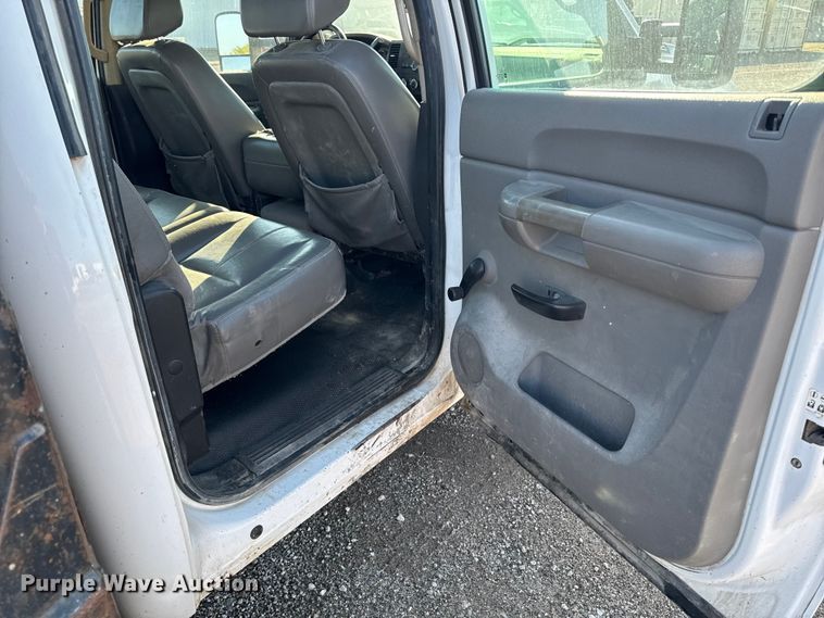 image for item EA1954 2008 Chevrolet Silverado 3500HD Crew Cab flatbed pickup truck