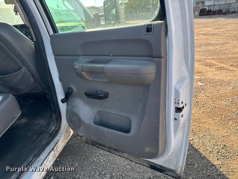 image for item EA1954 2008 Chevrolet Silverado 3500HD Crew Cab flatbed pickup truck