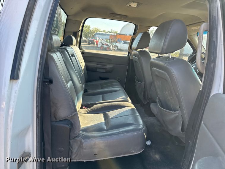 image for item EA1954 2008 Chevrolet Silverado 3500HD Crew Cab flatbed pickup truck