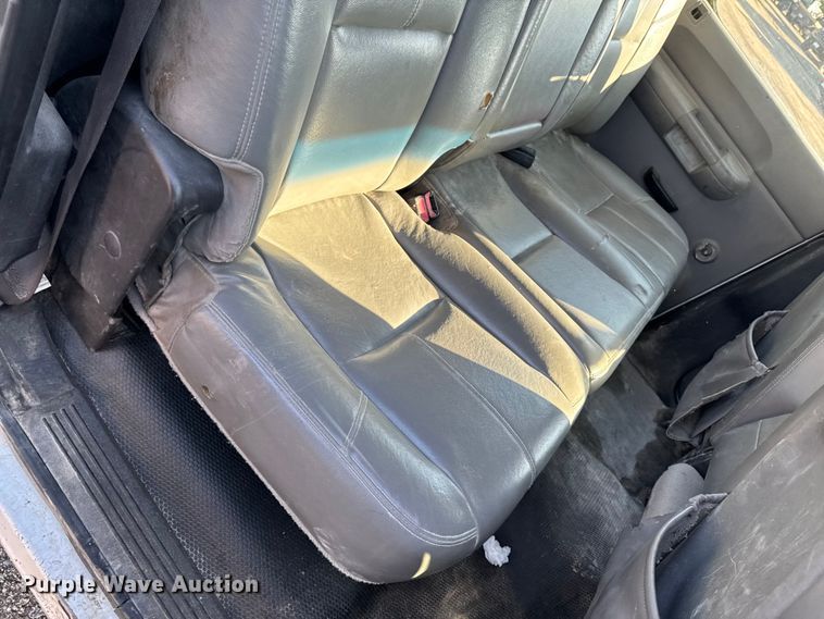 image for item EA1954 2008 Chevrolet Silverado 3500HD Crew Cab flatbed pickup truck