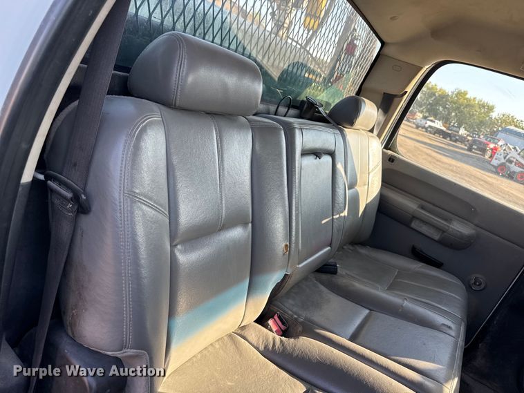 image for item EA1954 2008 Chevrolet Silverado 3500HD Crew Cab flatbed pickup truck