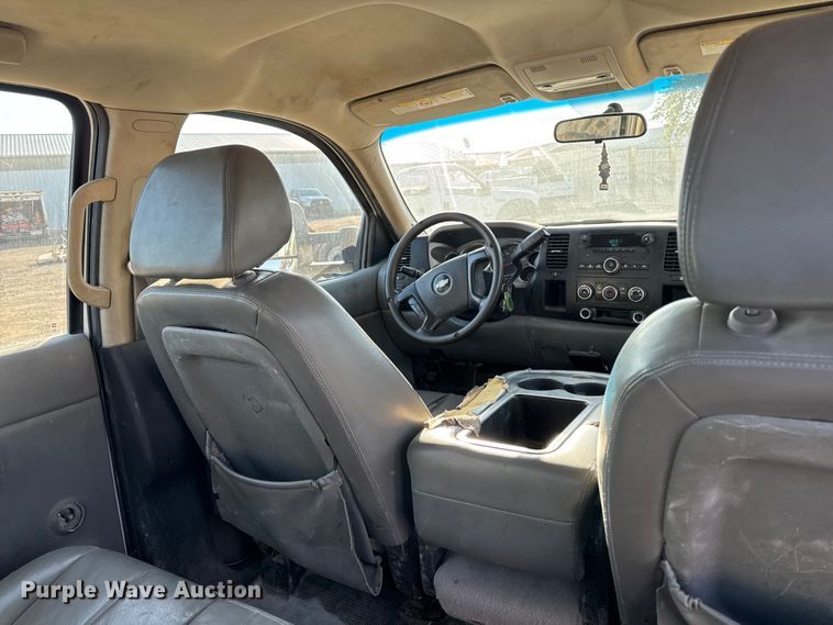 image for item EA1954 2008 Chevrolet Silverado 3500HD Crew Cab flatbed pickup truck