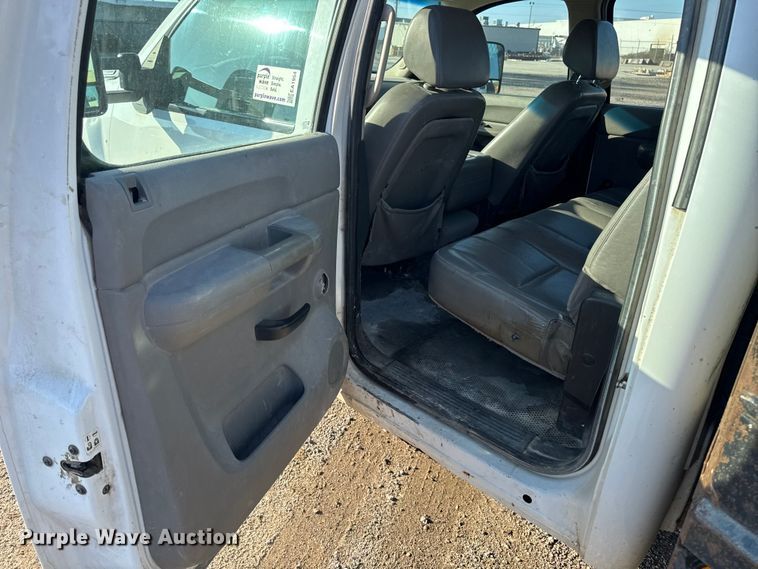 image for item EA1954 2008 Chevrolet Silverado 3500HD Crew Cab flatbed pickup truck