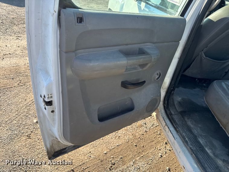 image for item EA1954 2008 Chevrolet Silverado 3500HD Crew Cab flatbed pickup truck