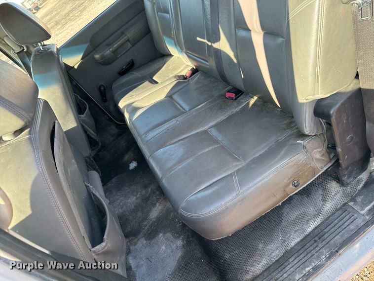 image for item EA1954 2008 Chevrolet Silverado 3500HD Crew Cab flatbed pickup truck