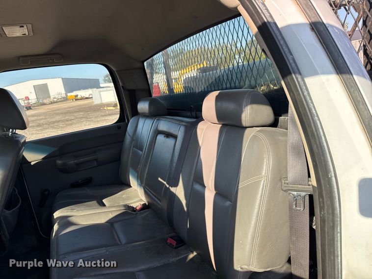 image for item EA1954 2008 Chevrolet Silverado 3500HD Crew Cab flatbed pickup truck