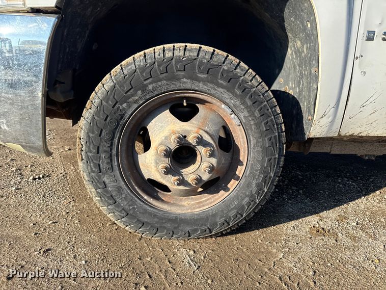 image for item EA1954 2008 Chevrolet Silverado 3500HD Crew Cab flatbed pickup truck