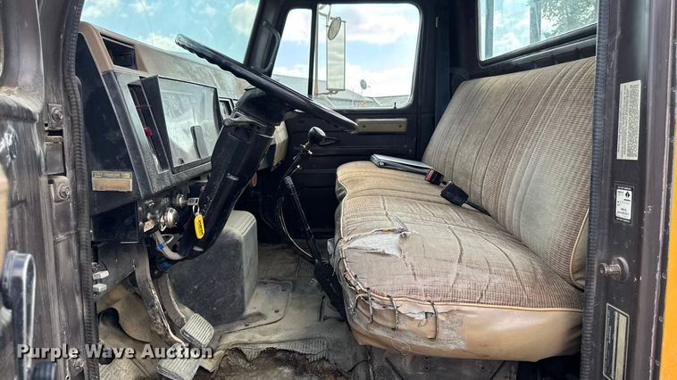 image for item EA1957 1990 International 4700 dump flatbed truck