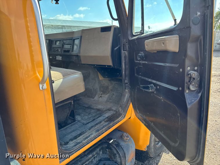 image for item EA1957 1990 International 4700 dump flatbed truck