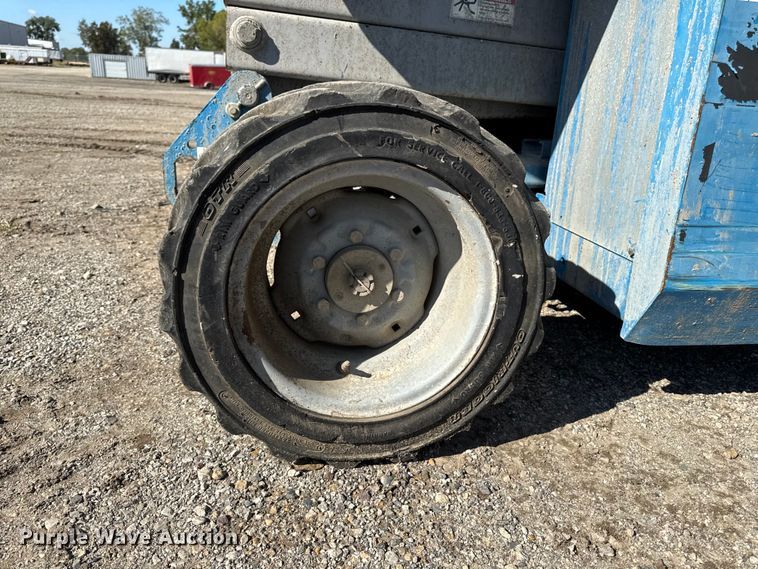 image for item EA1958 2007 Genie GS-2668 scissor lift