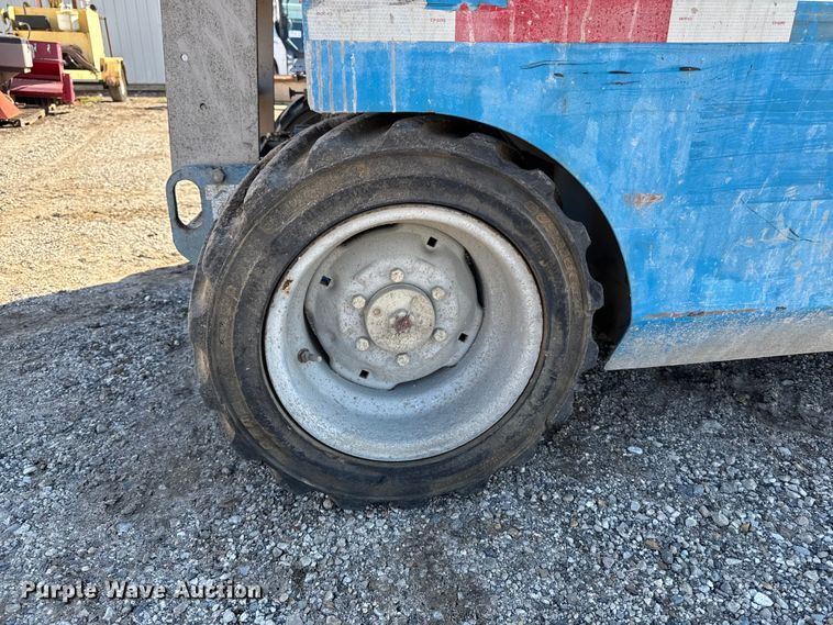 image for item EA1958 2007 Genie GS-2668 scissor lift